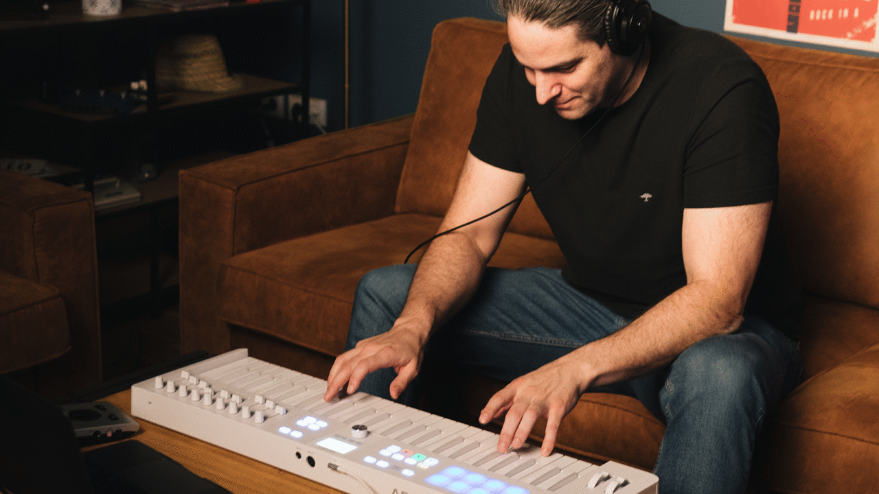 Beginner musician using a MIDI keyboard for beginners in a home studio for article "How to choose your first MIDI keyboard"