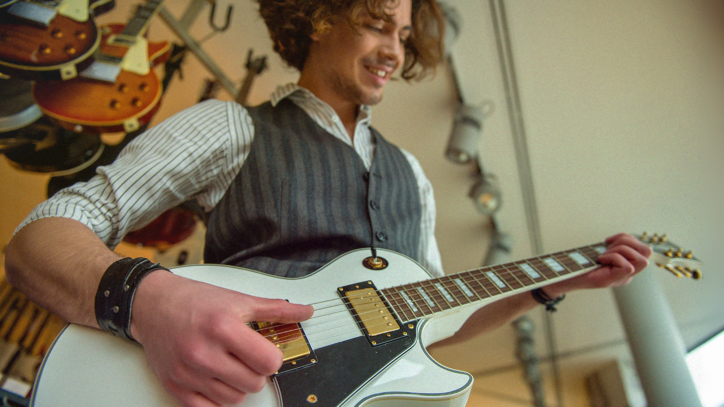 How to Choose Your First Electric Guitar – a Complete Guide for Beginners